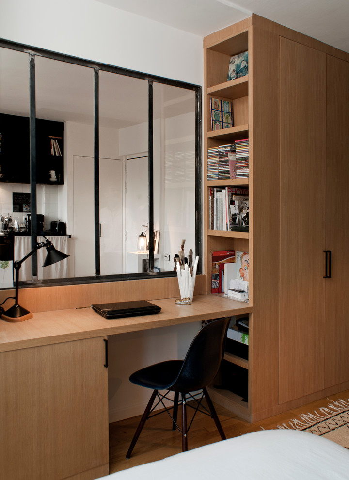 Modernes Arbeitszimmer mit Arbeitsplatz und Einbau-Schreibtisch in Paris