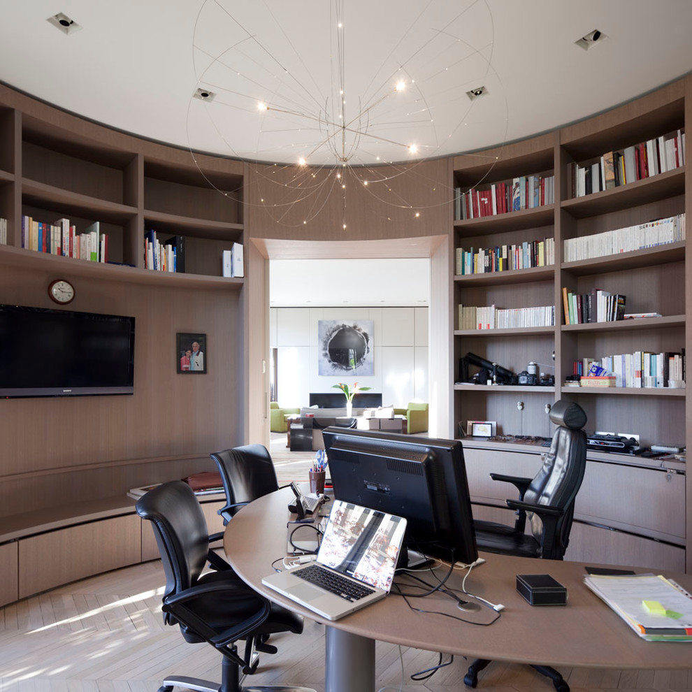 Ispirazione per un ufficio design di medie dimensioni con pareti marroni, parquet chiaro, nessun camino e scrivania autoportante