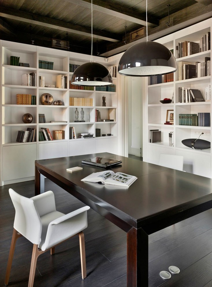 Mittelgroßes Modernes Arbeitszimmer mit weißer Wandfarbe, dunklem Holzboden, Arbeitsplatz und freistehendem Schreibtisch in Lyon