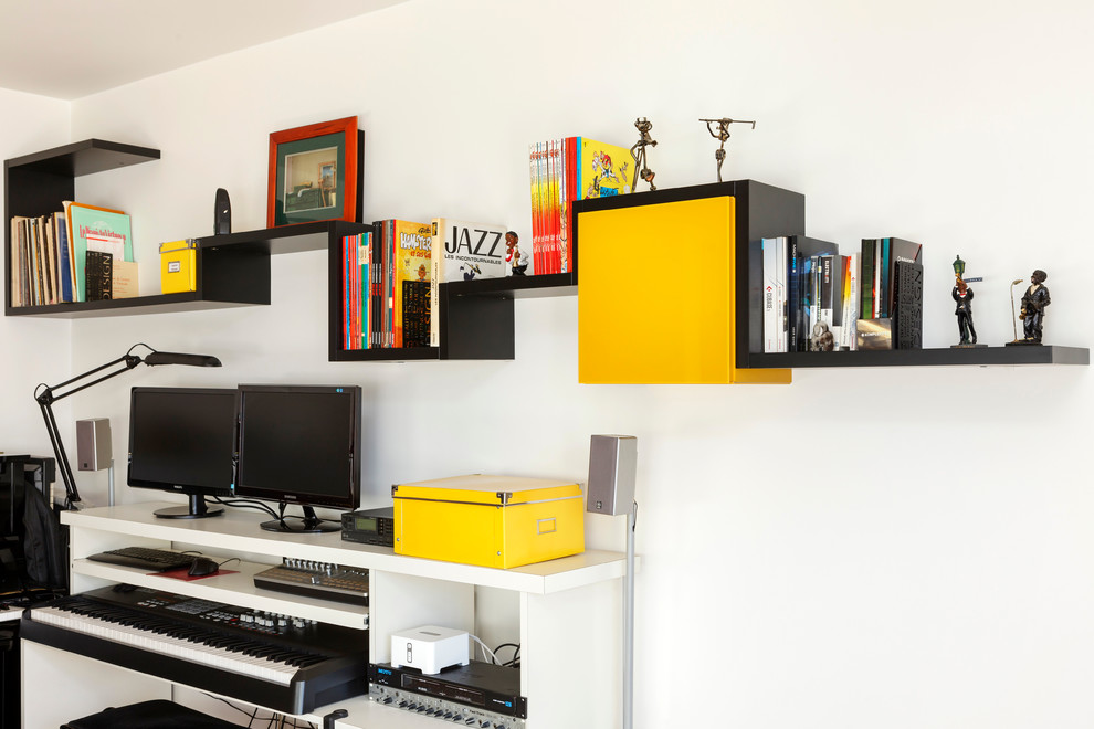 Idéer för ett mellanstort modernt hemmastudio, med vita väggar och ett inbyggt skrivbord