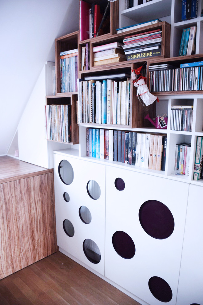 Mittelgroßes Modernes Lesezimmer ohne Kamin mit weißer Wandfarbe, hellem Holzboden, Einbau-Schreibtisch und braunem Boden in Paris
