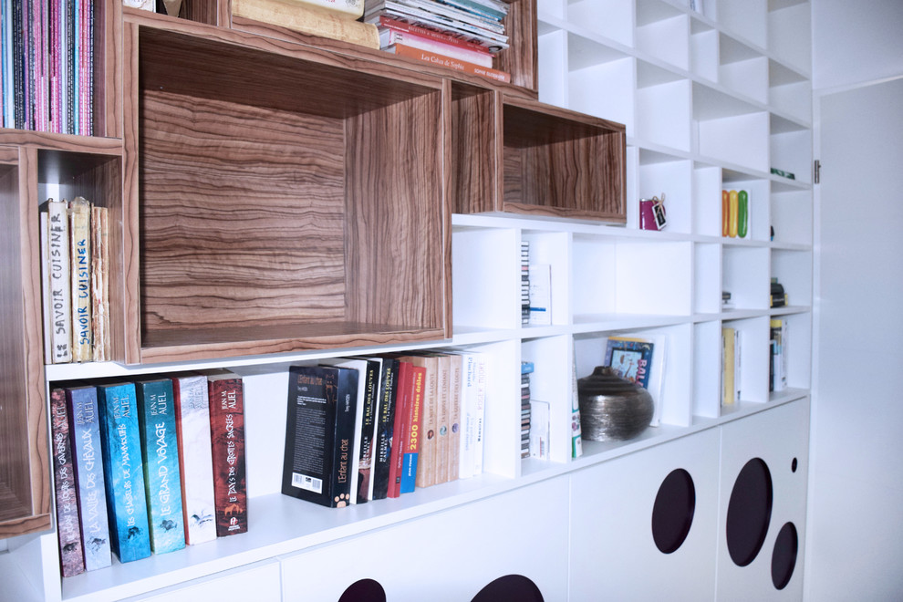 Источник вдохновения для домашнего уюта: домашняя библиотека среднего размера в современном стиле с белыми стенами, светлым паркетным полом, встроенным рабочим столом и коричневым полом без камина