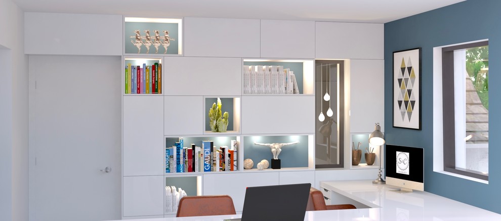 Immagine di un piccolo ufficio contemporaneo con pareti blu, parquet chiaro e scrivania autoportante