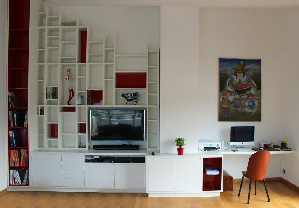 マルセイユにある広いコンテンポラリースタイルのおしゃれなホームオフィス・書斎 (ライブラリー、白い壁、ラミネートの床、暖炉なし、造り付け机、茶色い床) の写真