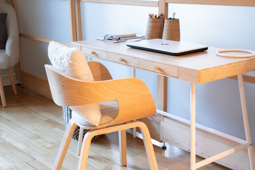 Diseño de despacho nórdico de tamaño medio con paredes verdes, suelo de madera oscura, escritorio independiente y suelo beige