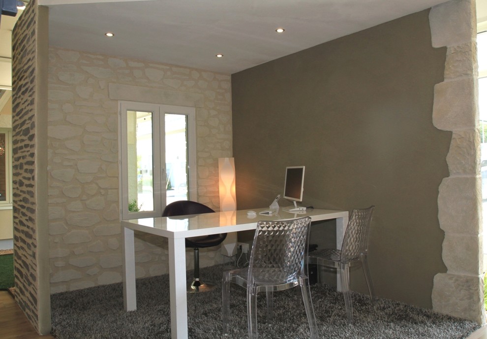 This is an example of a contemporary home office in Reims.