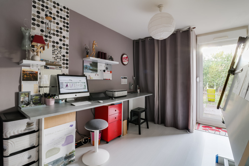 Aménagement d'un bureau contemporain de taille moyenne avec un mur gris, sol en stratifié, un bureau intégré et un sol blanc.