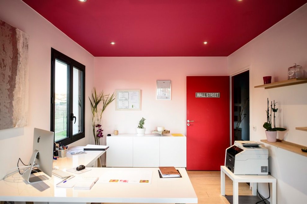 Идея дизайна: рабочее место среднего размера в восточном стиле с красными стенами, полом из ламината, отдельно стоящим рабочим столом и бежевым полом