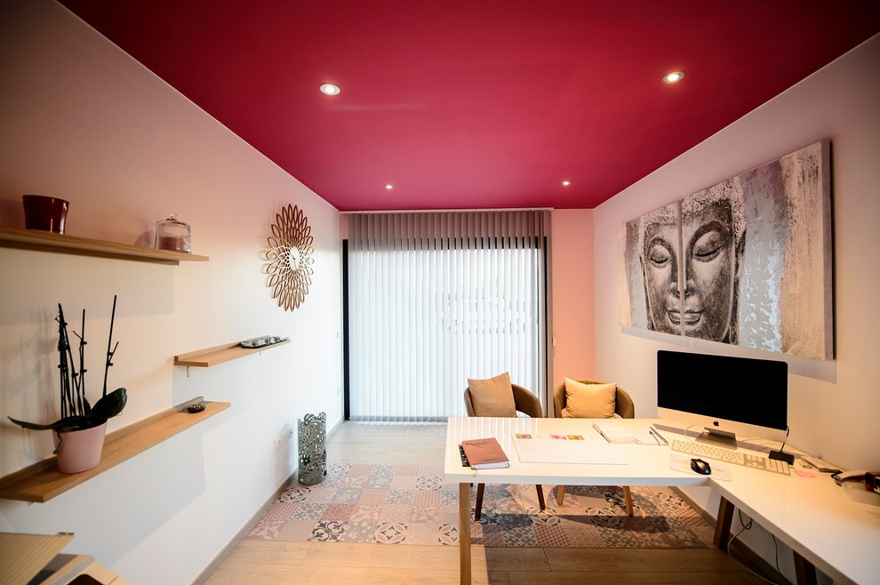 Mittelgroßes Asiatisches Arbeitszimmer mit roter Wandfarbe, Laminat, beigem Boden, Arbeitsplatz und freistehendem Schreibtisch in Toulouse