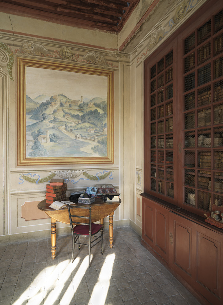 Cette photo montre un grand bureau chic avec une bibliothèque ou un coin lecture et un bureau indépendant.
