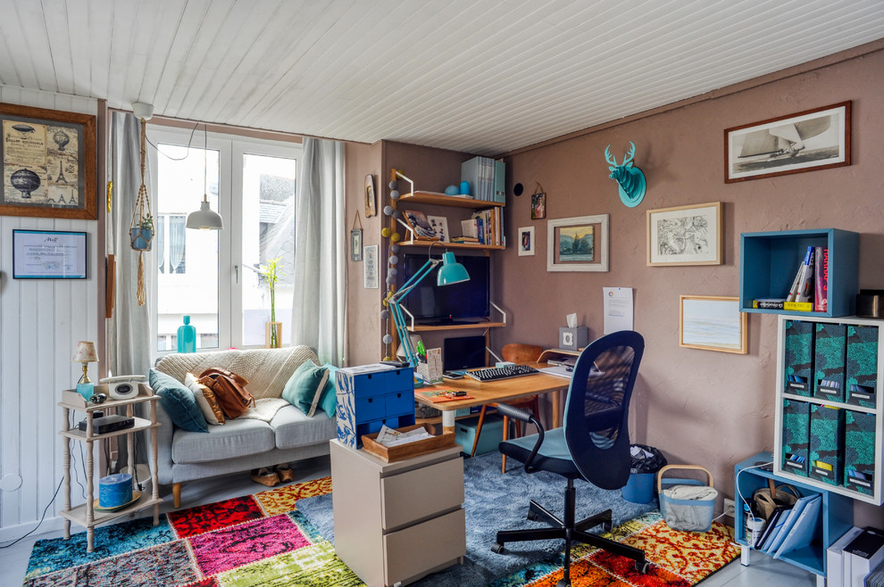 Ispirazione per un ufficio eclettico di medie dimensioni con pavimento grigio, pareti beige, pavimento in legno verniciato e scrivania autoportante
