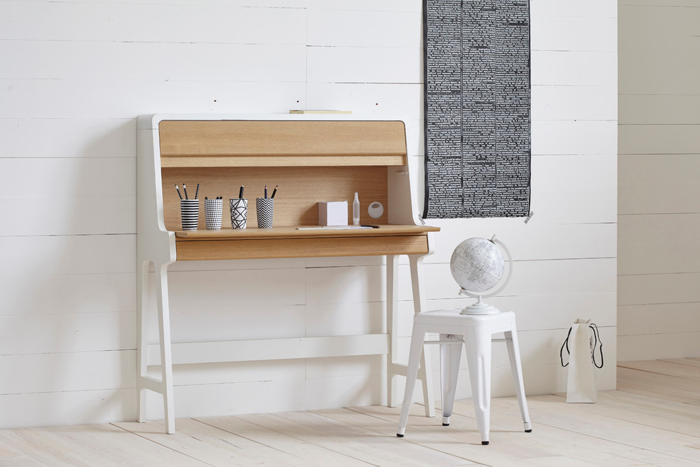 Ejemplo de despacho actual pequeño con paredes blancas, suelo de madera clara y escritorio independiente