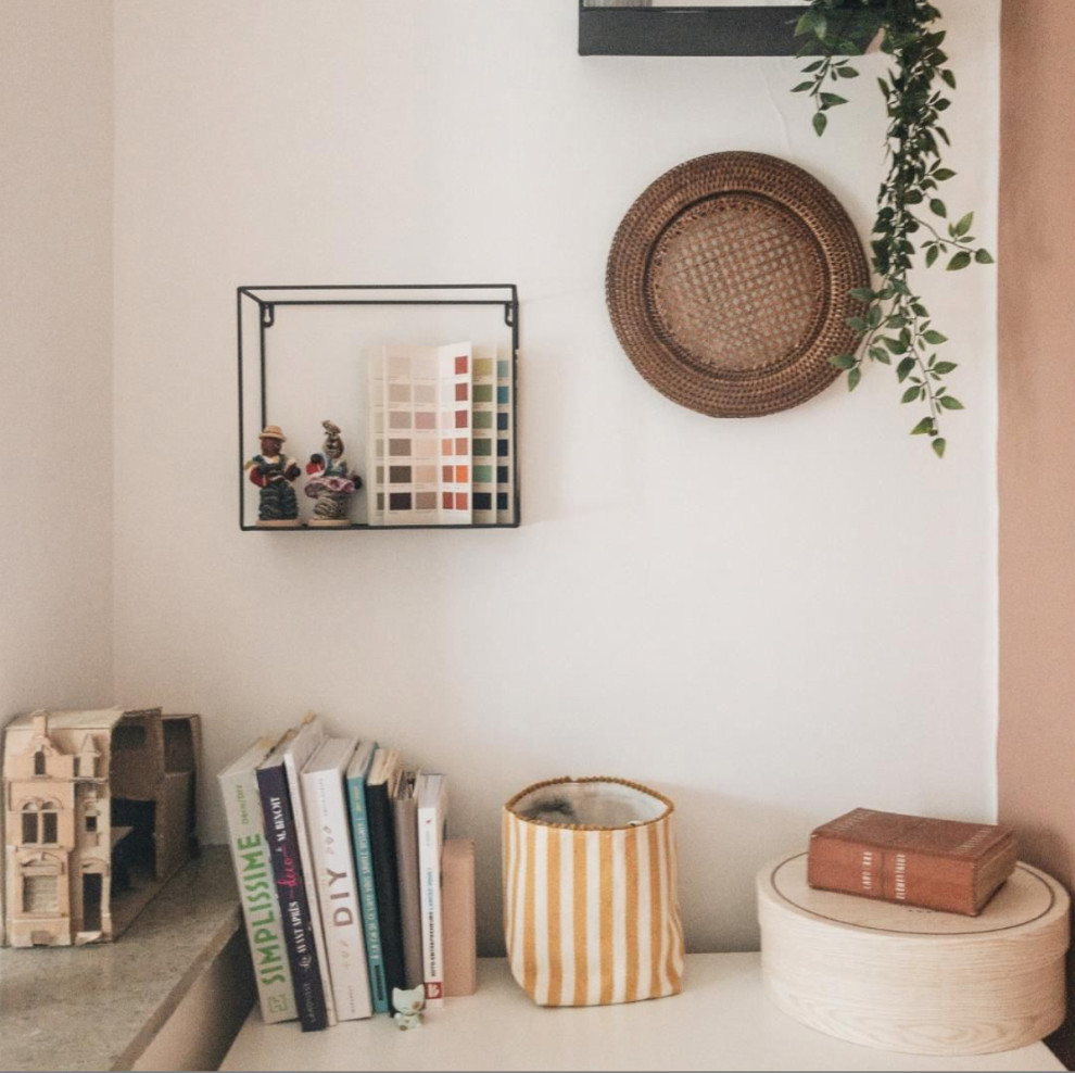 Inspiration för ett mellanstort minimalistiskt hemmabibliotek, med vita väggar