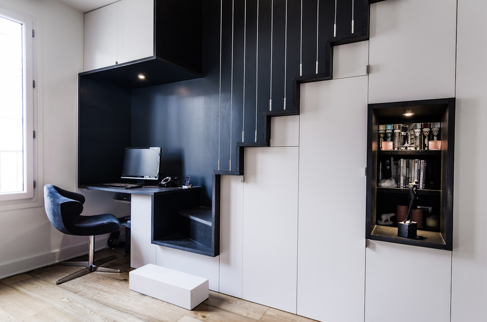 Idées déco pour un petit bureau contemporain avec un bureau intégré, un mur blanc et un sol en bois brun.