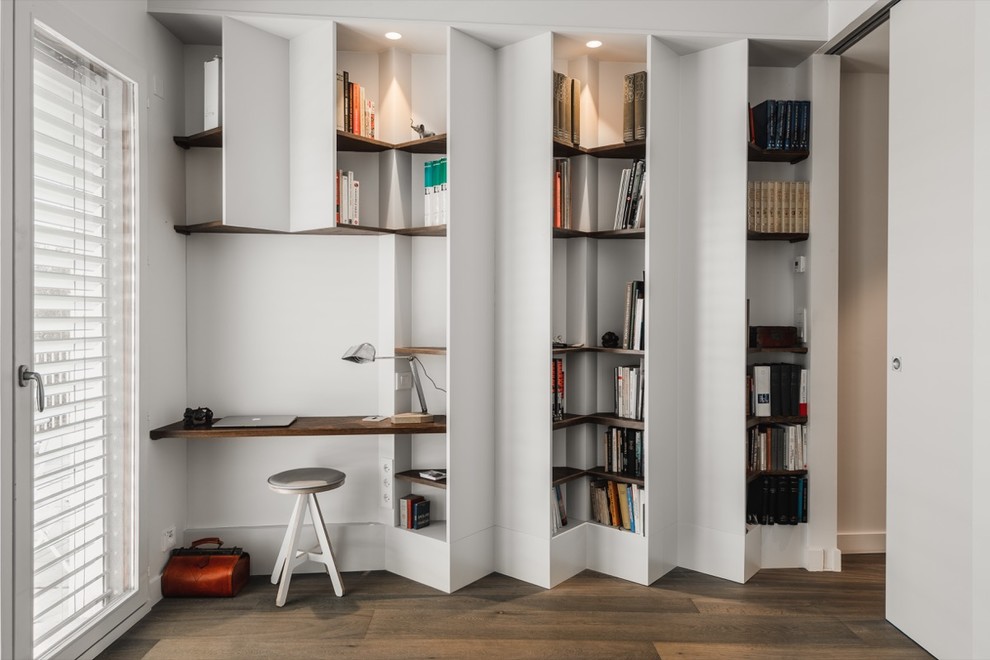 Idées déco pour un bureau contemporain avec un mur blanc, un sol en bois brun, un bureau intégré et un sol marron.