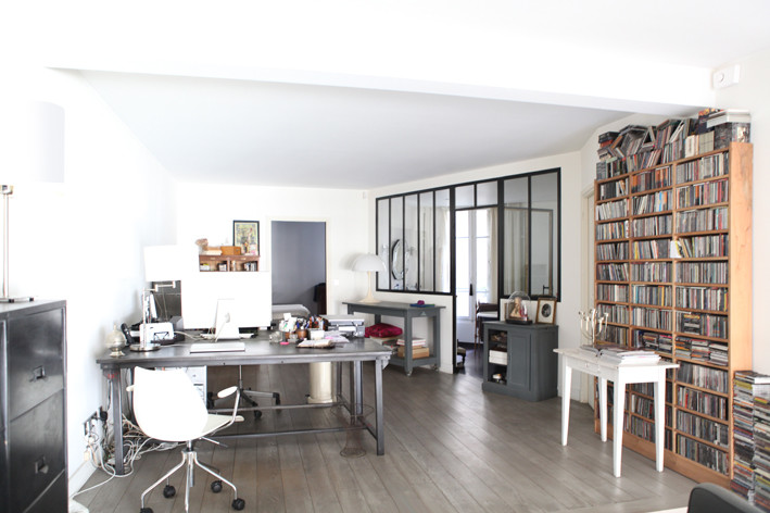 Inspiration för ett mellanstort industriellt hemmabibliotek, med vita väggar, ljust trägolv, ett fristående skrivbord och grått golv