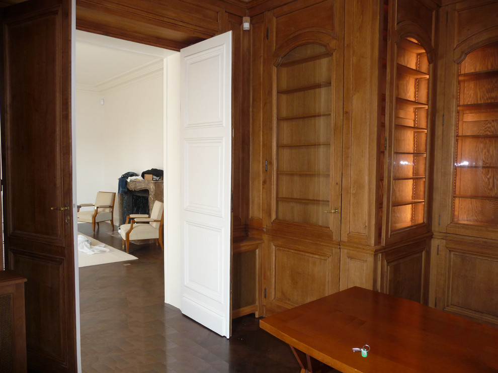 Inspiration pour un grand bureau traditionnel avec parquet clair, une cheminée standard, un bureau indépendant et un manteau de cheminée en pierre.