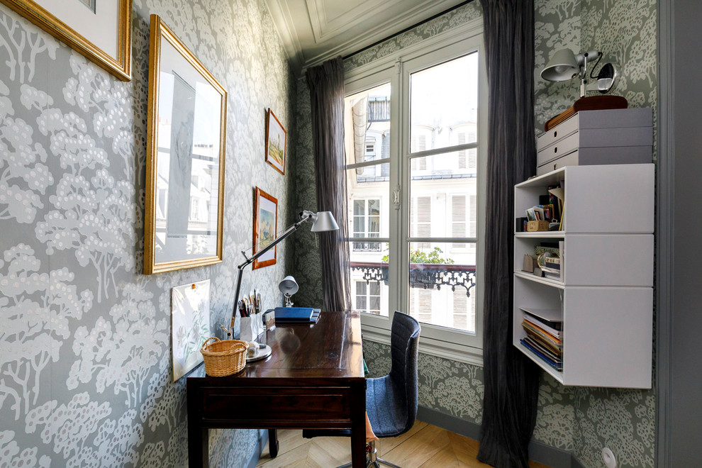 Idee per un piccolo ufficio classico con scrivania autoportante, pareti grigie, pavimento in legno massello medio e pavimento marrone