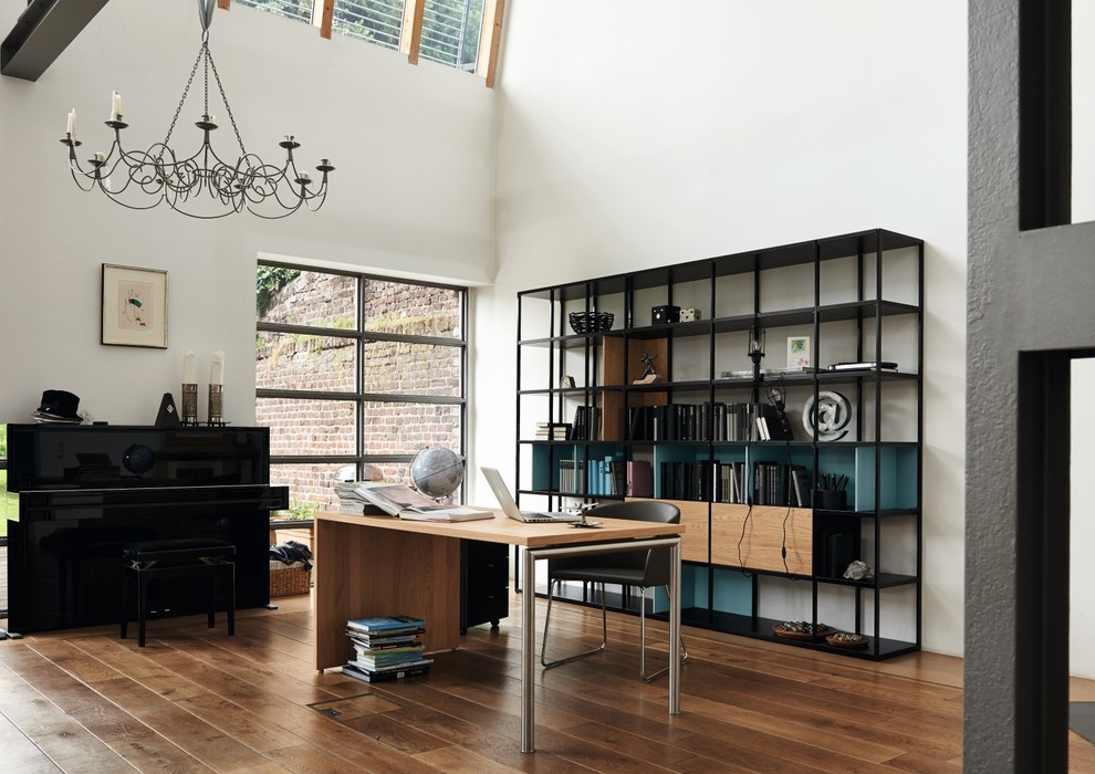 Imagen de despacho clásico renovado grande sin chimenea con paredes blancas, suelo de madera en tonos medios y escritorio independiente