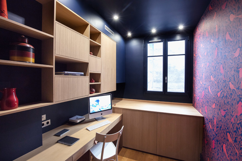 Exemple d'un petit bureau tendance avec un mur bleu, parquet clair et un bureau intégré.