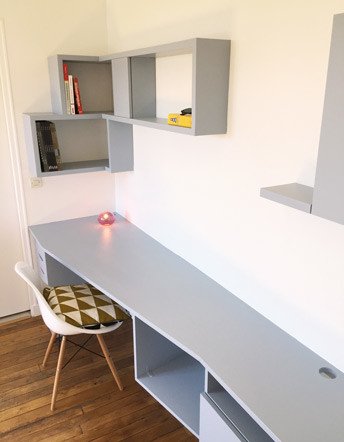 Mittelgroßes Modernes Arbeitszimmer mit Arbeitsplatz, Einbau-Schreibtisch, weißer Wandfarbe und braunem Holzboden in Paris