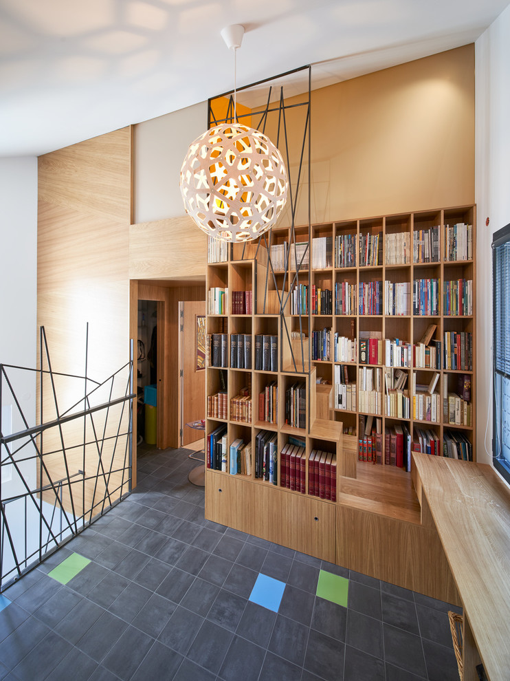 Esempio di un piccolo studio moderno con libreria, pareti bianche, pavimento con piastrelle in ceramica, nessun camino, scrivania incassata e pavimento grigio