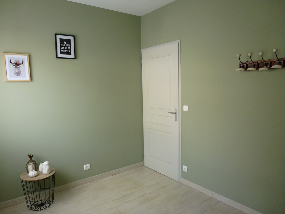 Modelo de despacho nórdico pequeño con paredes verdes, suelo laminado, escritorio independiente y suelo beige