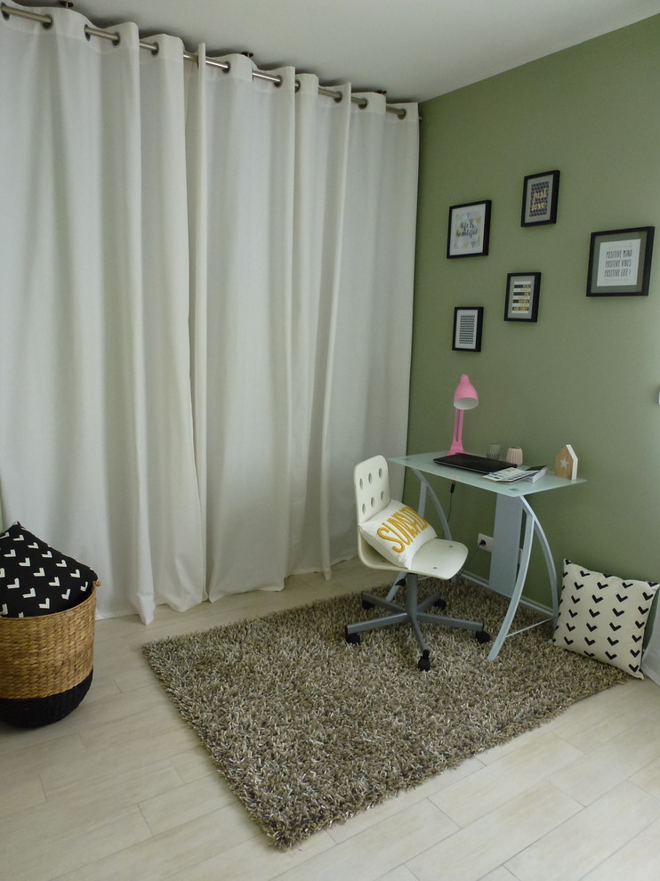 Foto di un piccolo ufficio nordico con pareti verdi, pavimento in laminato, scrivania autoportante e pavimento beige