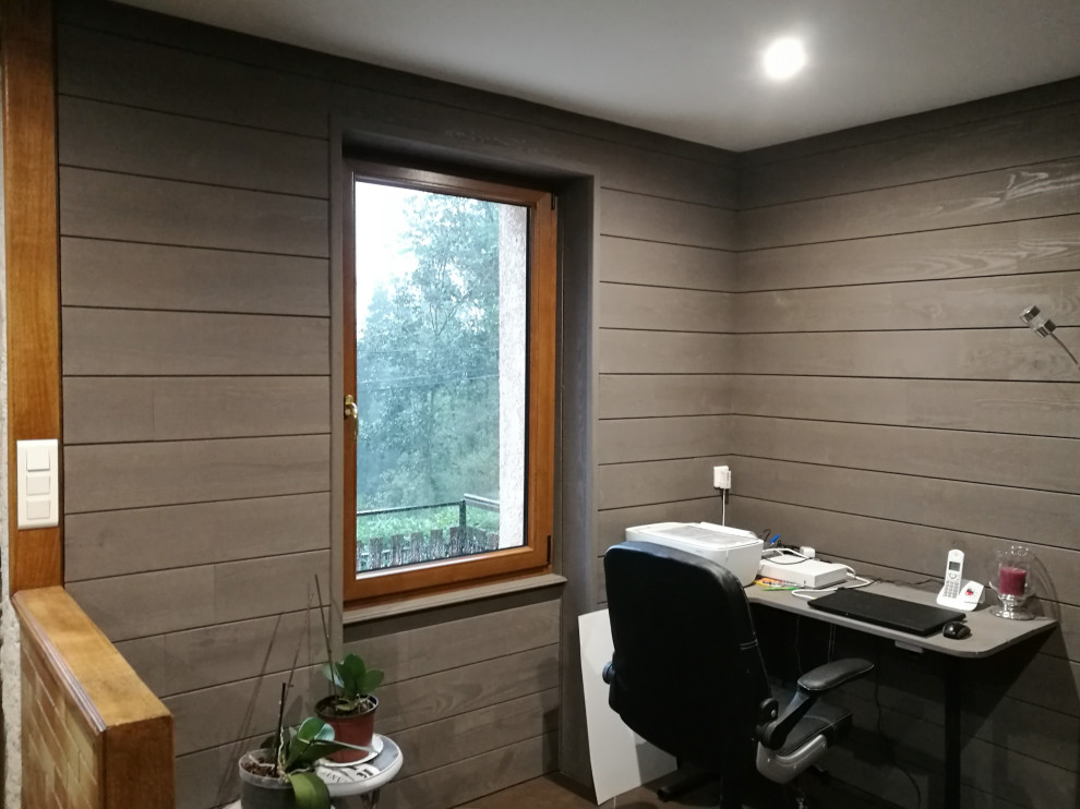 Immagine di un piccolo ufficio tradizionale con pareti grigie, pavimento con piastrelle in ceramica, nessun camino, scrivania autoportante, pavimento grigio e pareti in legno