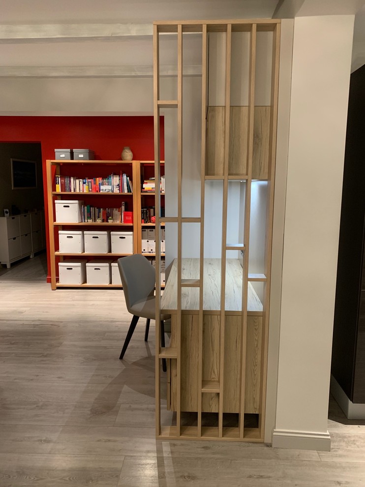 Kleines Modernes Arbeitszimmer ohne Kamin mit Arbeitsplatz, weißer Wandfarbe, hellem Holzboden, Einbau-Schreibtisch und beigem Boden in Sonstige