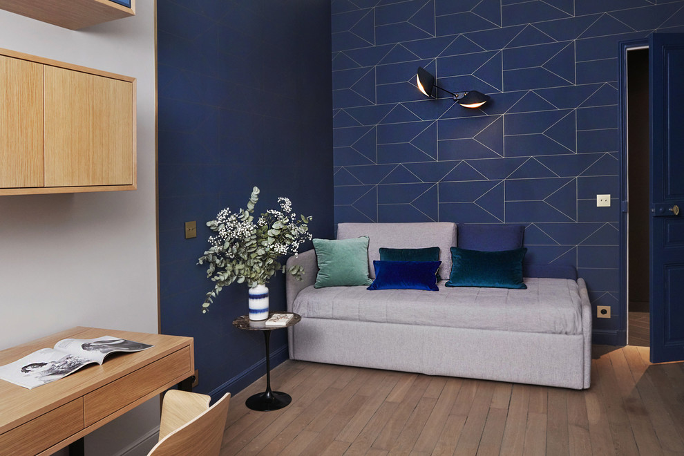 Ispirazione per un grande ufficio design con pareti blu, parquet chiaro, nessun camino, scrivania autoportante e pavimento beige