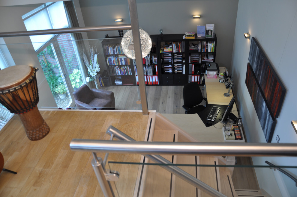 Idee per un grande ufficio design con pareti bianche, scrivania autoportante, pavimento beige, pavimento in legno massello medio e travi a vista