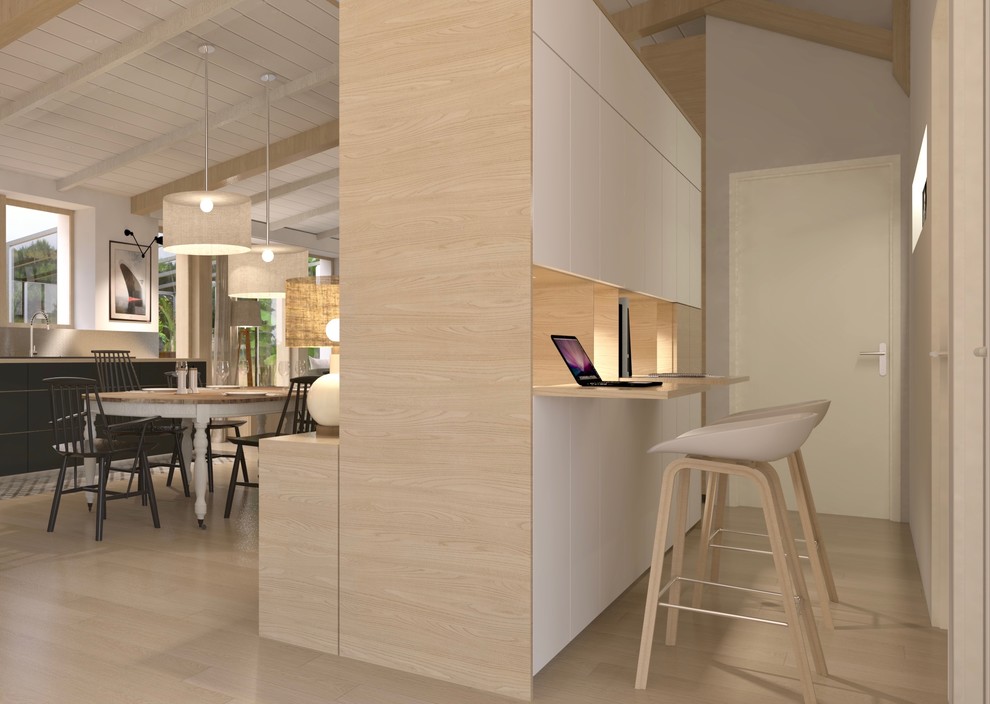 Imagen de despacho actual pequeño con paredes blancas, suelo de madera clara, escritorio empotrado y suelo beige