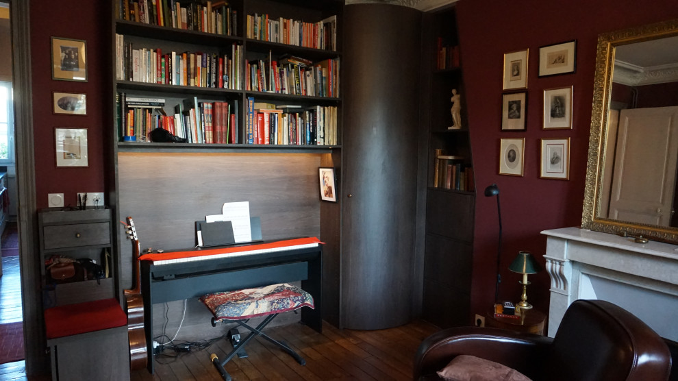 Ispirazione per uno studio di medie dimensioni con libreria, pareti rosse, pavimento in legno massello medio, nessun camino e scrivania incassata