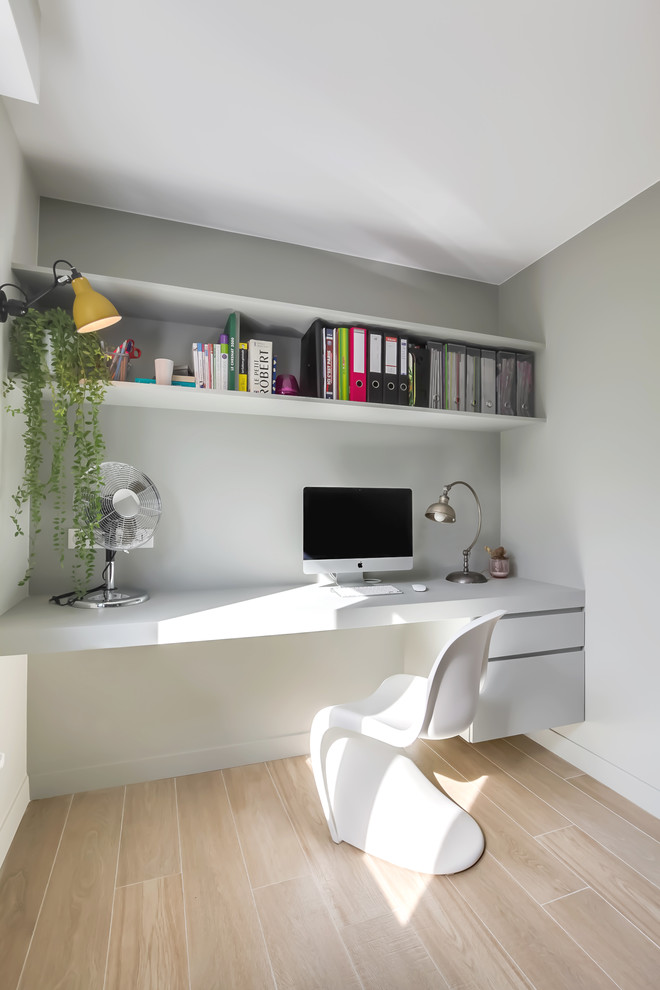 Example of a minimalist home office design in Paris