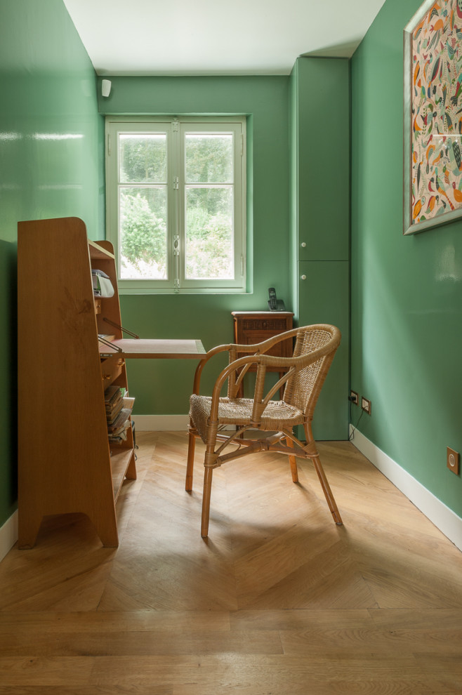 Ispirazione per un ufficio stile marinaro di medie dimensioni con pareti verdi, scrivania autoportante e pavimento beige