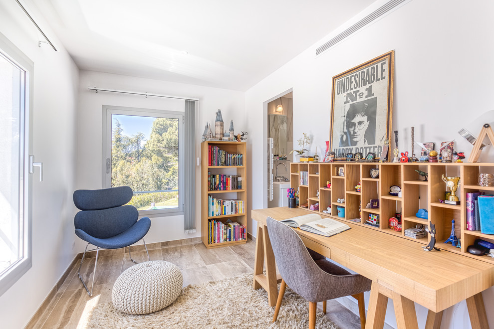 Idées déco pour un bureau contemporain avec une bibliothèque ou un coin lecture, un mur blanc, aucune cheminée, un bureau indépendant et un sol beige.