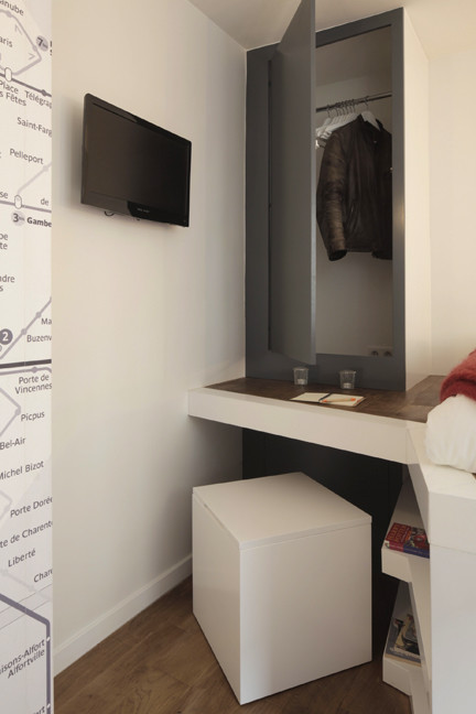 Foto di un piccolo ufficio minimal con pareti bianche, pavimento in legno massello medio e scrivania incassata