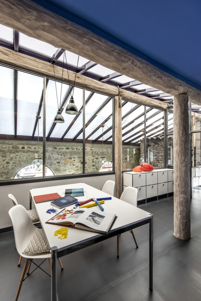 Diseño de despacho urbano pequeño sin chimenea con paredes azules, escritorio independiente y suelo gris