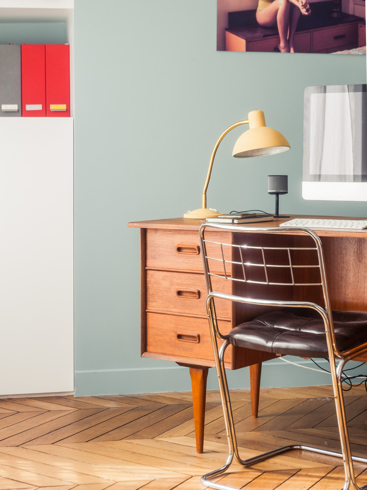 Foto di un ufficio minimalista di medie dimensioni con pavimento in legno massello medio, nessun camino, scrivania autoportante e pareti blu