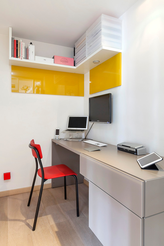 Свежая идея для дизайна: рабочее место среднего размера в современном стиле с белыми стенами, светлым паркетным полом и встроенным рабочим столом - отличное фото интерьера