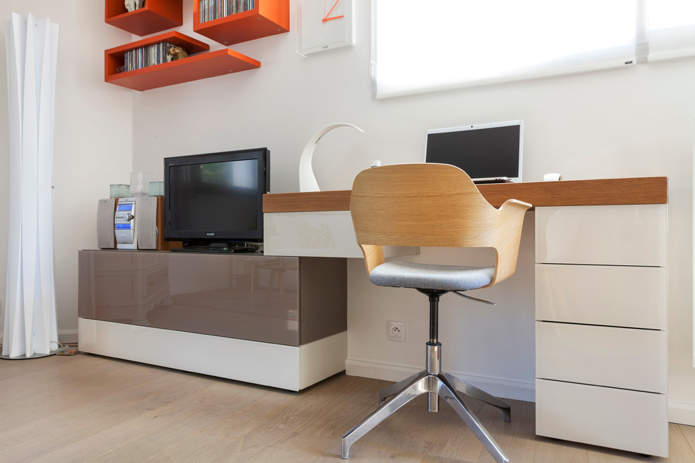 Ispirazione per un ufficio minimal di medie dimensioni con pareti bianche, parquet chiaro, nessun camino e scrivania autoportante