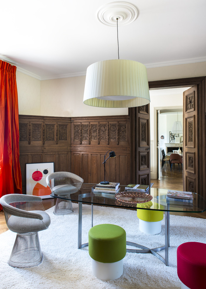 Mittelgroßes Eklektisches Arbeitszimmer mit Arbeitsplatz, beiger Wandfarbe, braunem Holzboden und freistehendem Schreibtisch in Paris