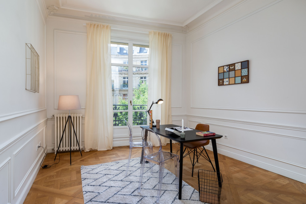 Cette image montre un bureau design avec un mur blanc, un sol en bois brun, un bureau indépendant, un sol marron et du lambris.