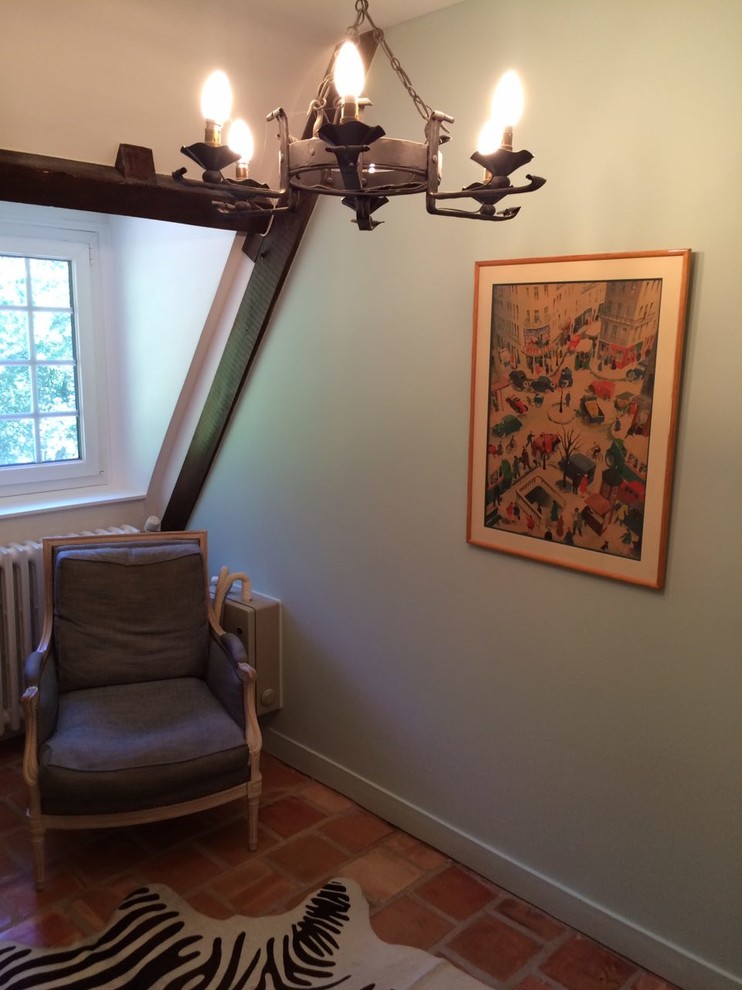Источник вдохновения для домашнего уюта: кабинет в стиле кантри с синими стенами, полом из терракотовой плитки, отдельно стоящим рабочим столом и красным полом