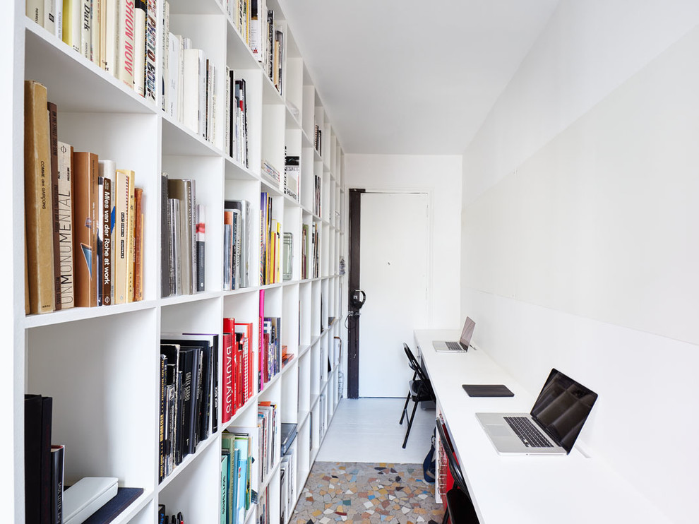 Imagen de despacho nórdico de tamaño medio sin chimenea con paredes blancas y escritorio independiente