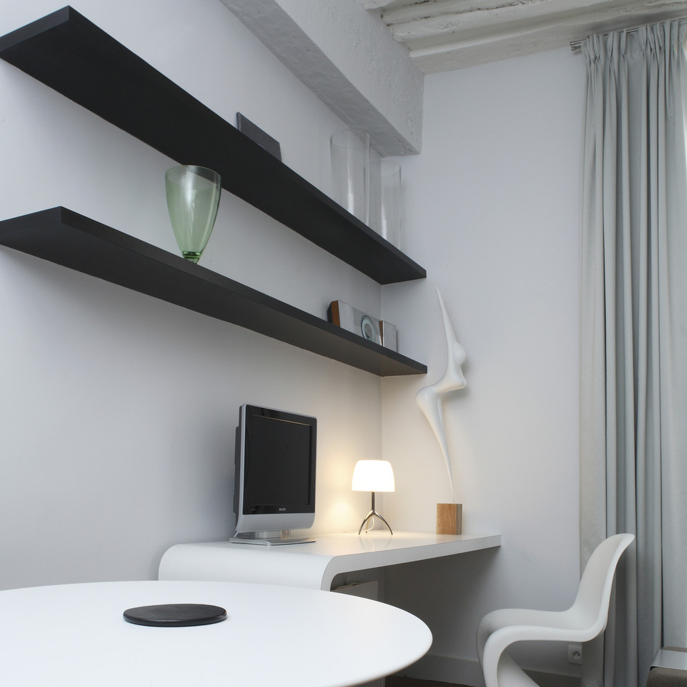 Ejemplo de despacho contemporáneo pequeño con paredes blancas y escritorio independiente