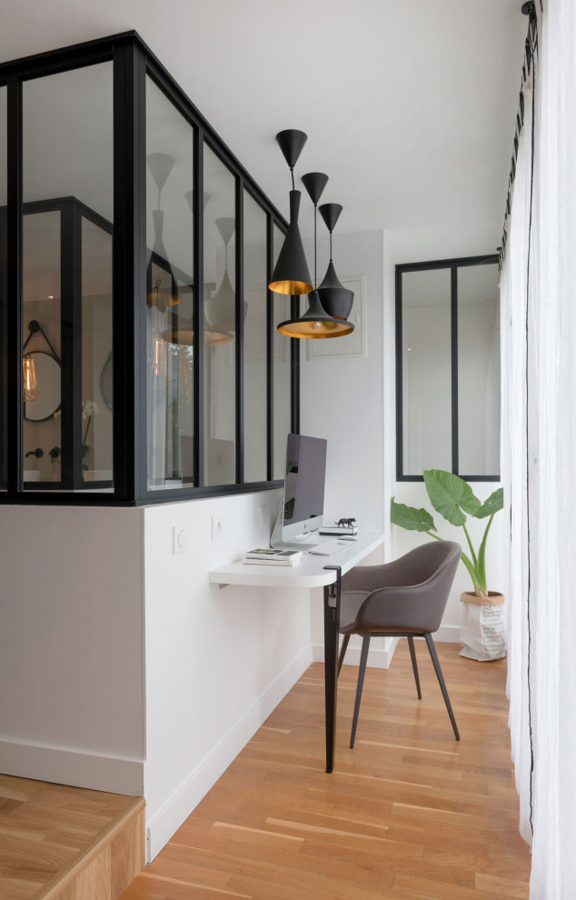 リヨンにある小さなコンテンポラリースタイルのおしゃれな書斎 (白い壁、造り付け机、無垢フローリング、茶色い床) の写真