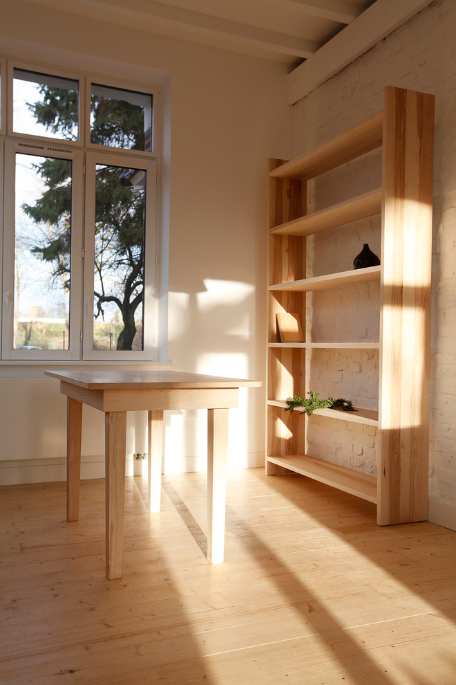 Imagen de despacho nórdico de tamaño medio con escritorio independiente