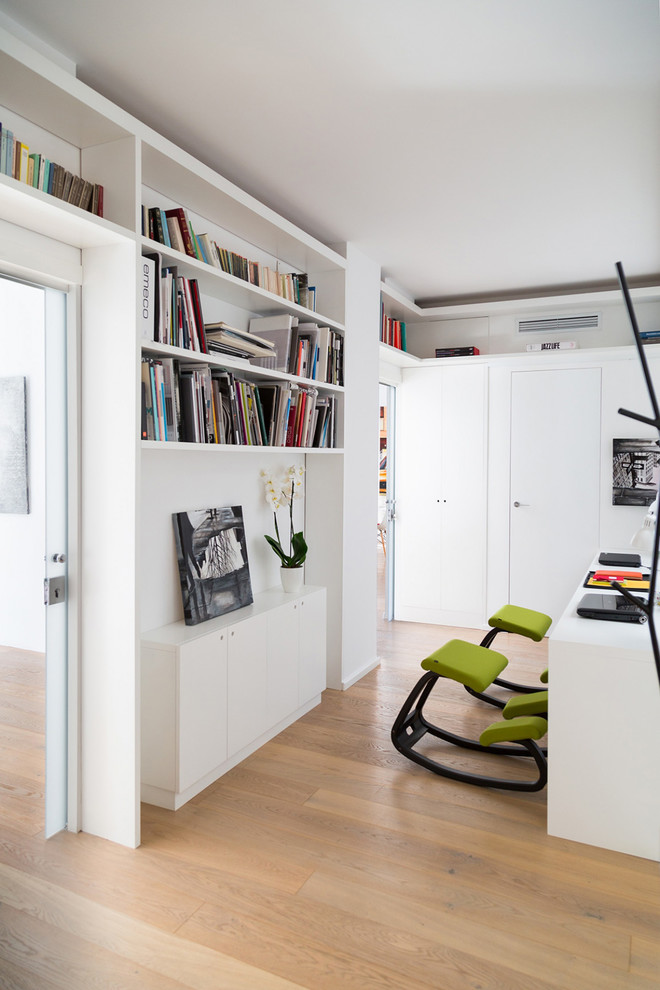 Idéer för mellanstora funkis arbetsrum, med vita väggar, mörkt trägolv och ett fristående skrivbord